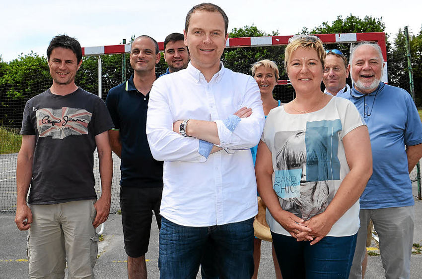 Entourés des membres du bureau, Christophe Kowal et Marylène Tavennec (au centre) sont désormais coprésidents du club de hand.