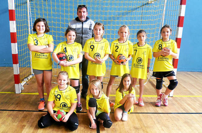 L'équipe des moins de 11 ans filles qui a affronté l'Aber-Benoît, avec le responsable, Ronan Rostrenne.