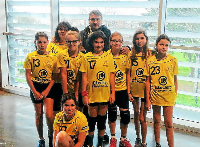 L'équipe des moins 13 ans filles 2 avec Laurent Bezeau, entraîneur de Brest, s'est illustrée en Coupe d'Europe samedi.