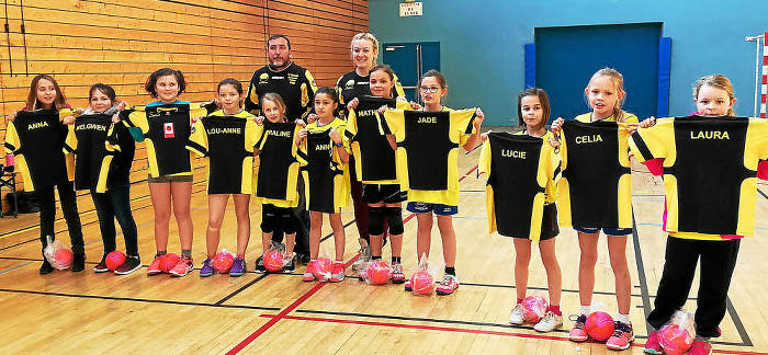 Les moins de 11 ans filles, ici avec Pauline et Ronan, ont étrenné leurs nouveaux maillots face au HBC Bigouden.
