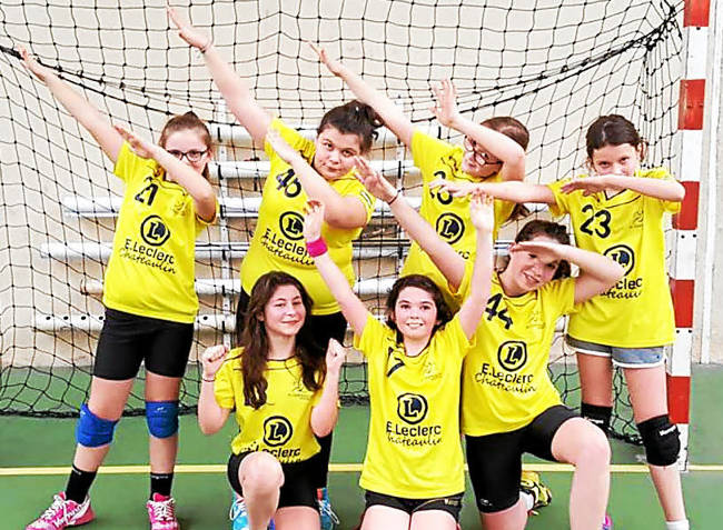 Les joueuses des moins de 13 ans (équipe 2), en mode conquérantes, prêtes pour le tournoi du HBC Pleyben du 18 février.