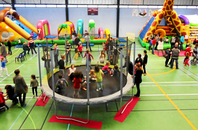 Le Jumpoland offre de nombreuses structures ludiques où les enfants peuvent s'amuser. (Photo d'archives)