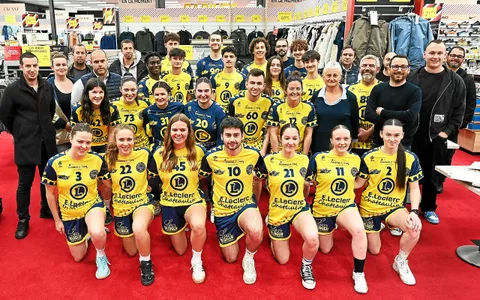 Équipes et partenaires réunis pour la présentation du nouveau maillot du Pays de Châteaulin Handball.